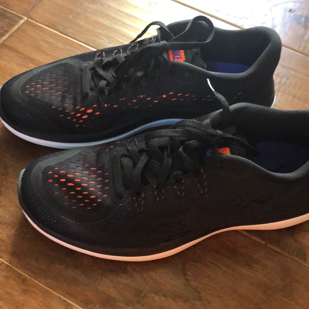 Men's 8.5 Nike tennis shoes gently worn